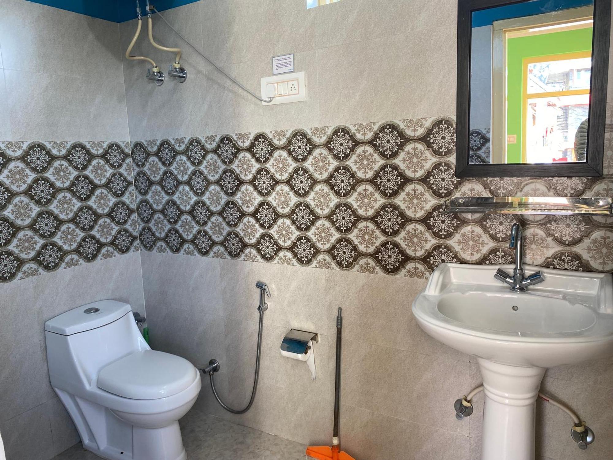 Jagatram Niwas Guesthouse Dharamkot Дармсала Экстерьер фото